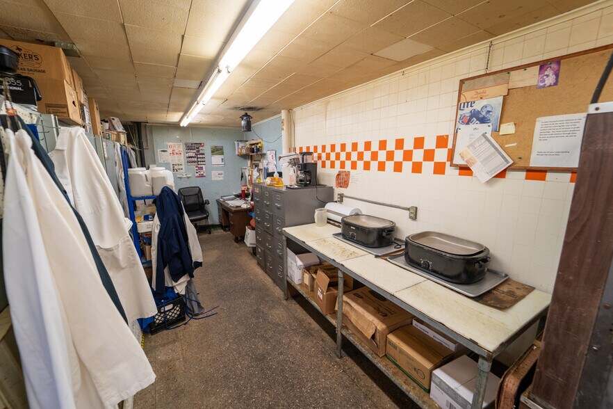 More Photos Of 1302 E Crestwood Dr, Victoria Storefront For Sale