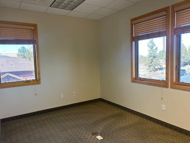 More Photos Of 525 SW Umatilla St, Redmond Office For Sale