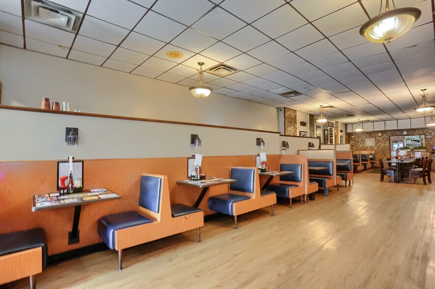 More Photos Of 463 Maplewood Ave, Ambridge Restaurant For Sale