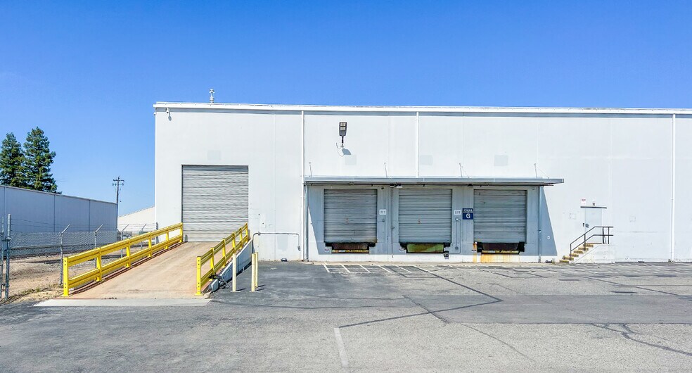 More Photos Of 2325 S Cedar Ave, Fresno Warehouse For Lease