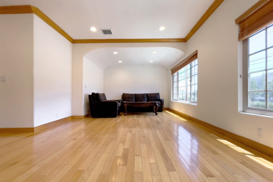 More Photos Of 12041-12043 Jefferson Blvd, Culver City Office For Sale
