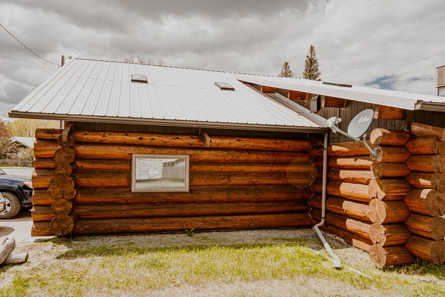 More Photos Of 325 S Main St, Twin Bridges Service Station For Sale