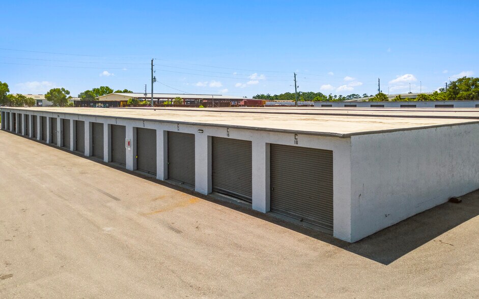 More Photos Of 3422 Palm Ave, Fort Myers Self Storage For Lease