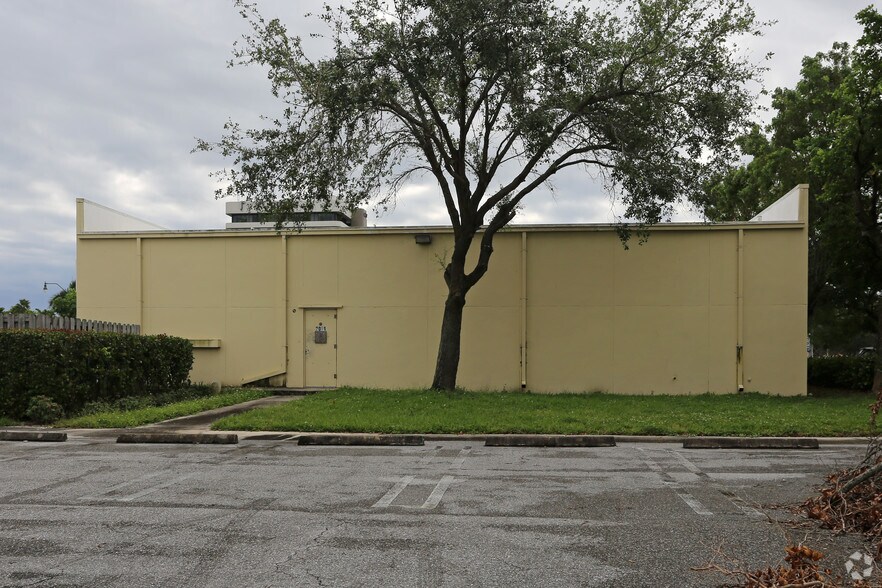 More Photos Of 2021 Palm Beach Lakes Blvd, West Palm Beach Freestanding For Sale