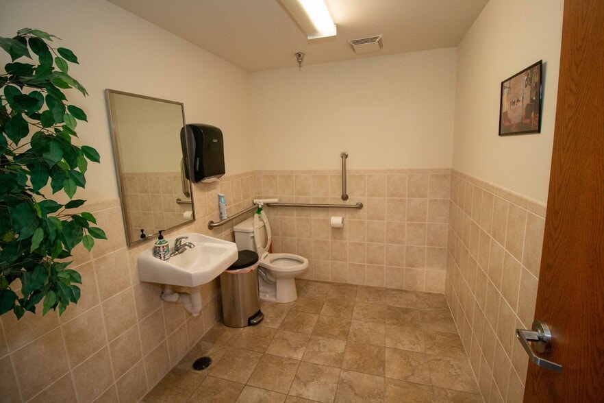 More Photos Of 7828 Hudson Rd, Woodbury Freestanding For Lease