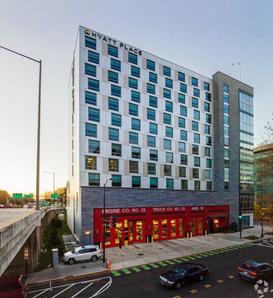 More Photos Of 400 E St SW, Washington Hotel For Lease