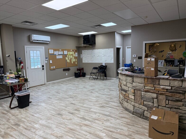 More Photos Of 109 Means Dr, Nicholasville Showroom For Lease