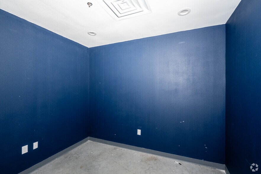 More Photos Of 901 Eight Twenty Blvd, Fort Worth Warehouse For Lease