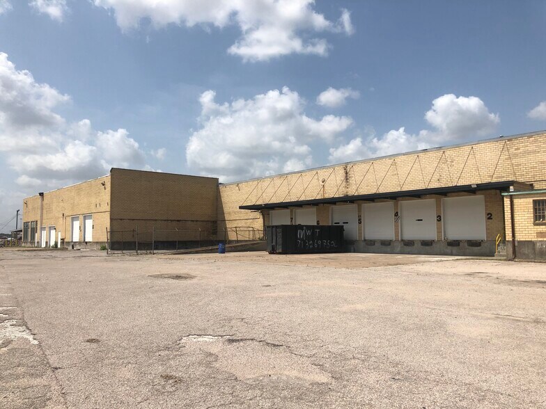 More Photos Of 2830 Produce Row, Houston Manufacturing For Lease
