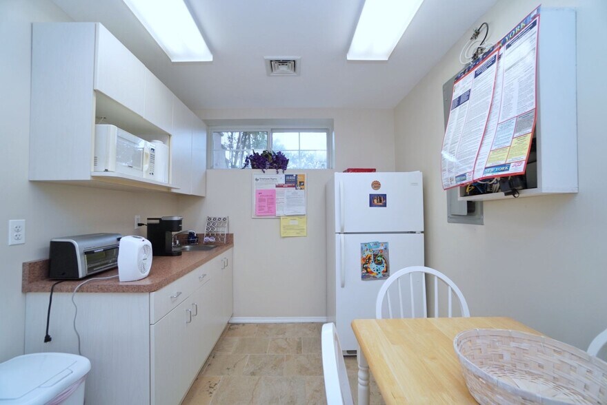 More Photos Of 1562 Drumgoole Rd E, Staten Island Medical For Sale