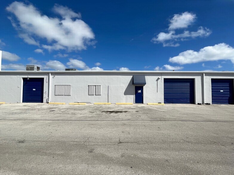 More Photos Of 511-545 NE 32nd St, Oakland Park Warehouse For Lease