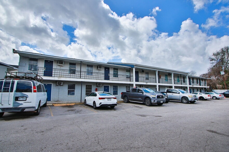 More Photos Of 8700 Gulf Fwy, Houston Apartments For Sale