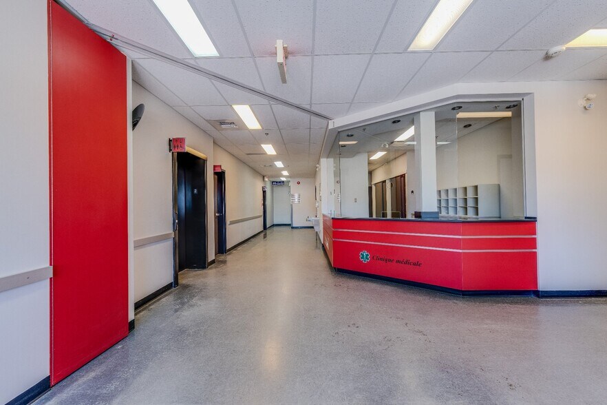 More Photos Of 3240 Av 1Re, Rawdon Storefront For Lease