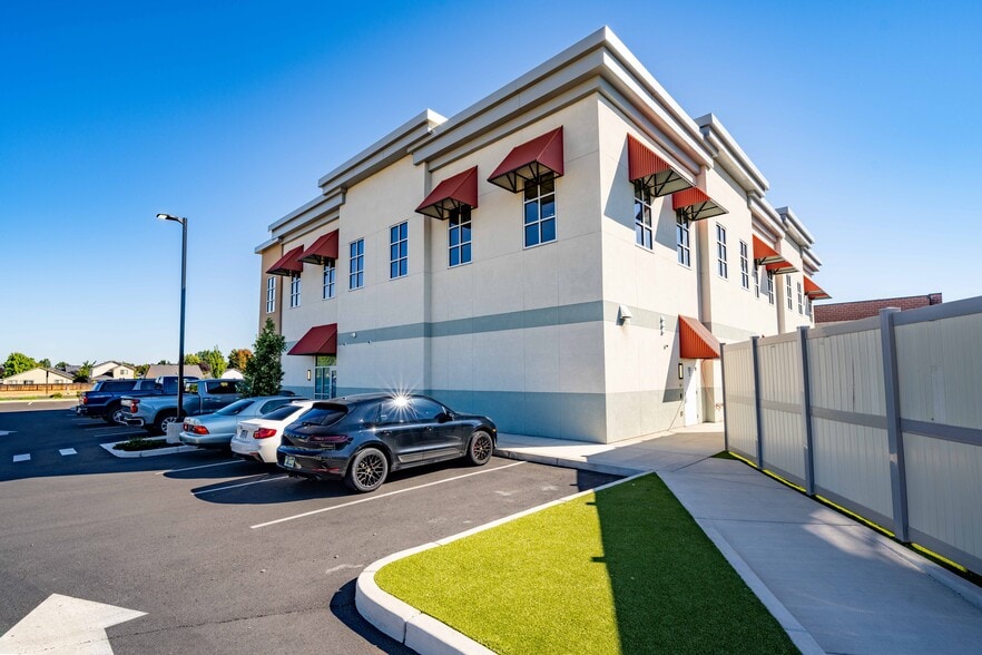 More Photos Of 4801 Biddle Rd, Central Point Office For Lease