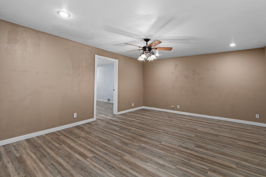 More Photos Of 605 E Broadway St, Jefferson General Retail For Sale