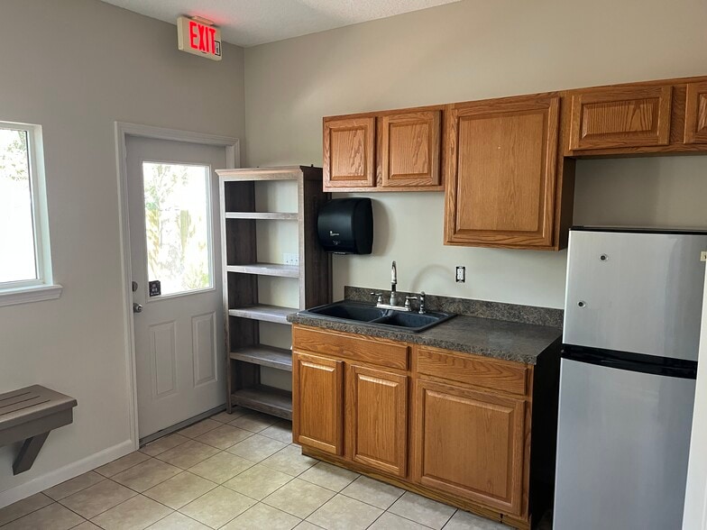 More Photos Of 8141 Ramona Blvd, Jacksonville Medical For Lease