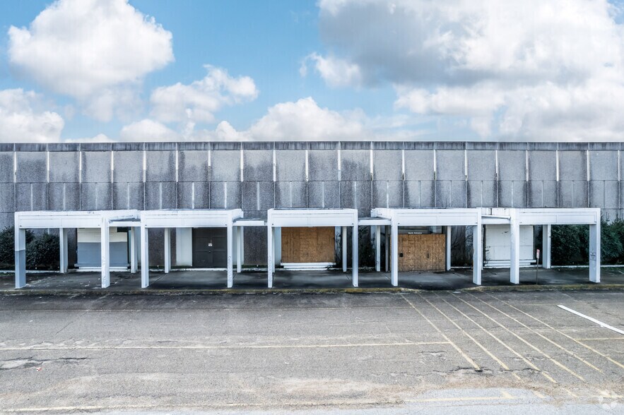 More Photos Of 1300 Southland Mall, Memphis Freestanding For Sale
