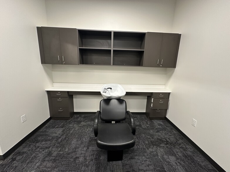 More Photos Of 382 Channel Dr, Port Washington Office For Lease