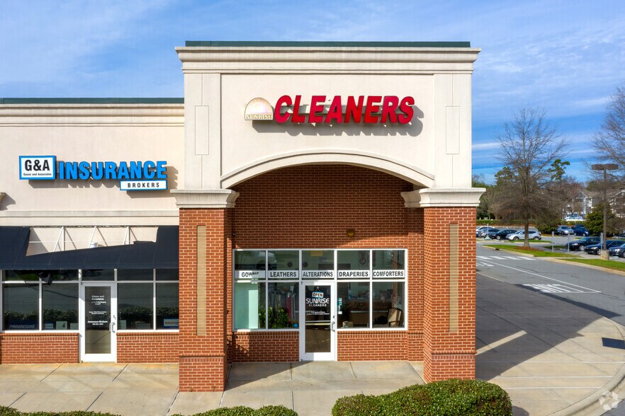 More Photos Of 5706 Wyalong Dr, Charlotte Storefront For Lease