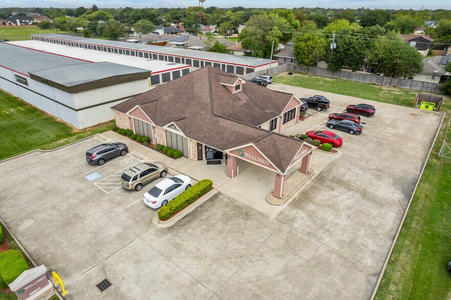 More Photos Of 10611 W Fairmont Pky, La Porte Medical For Lease