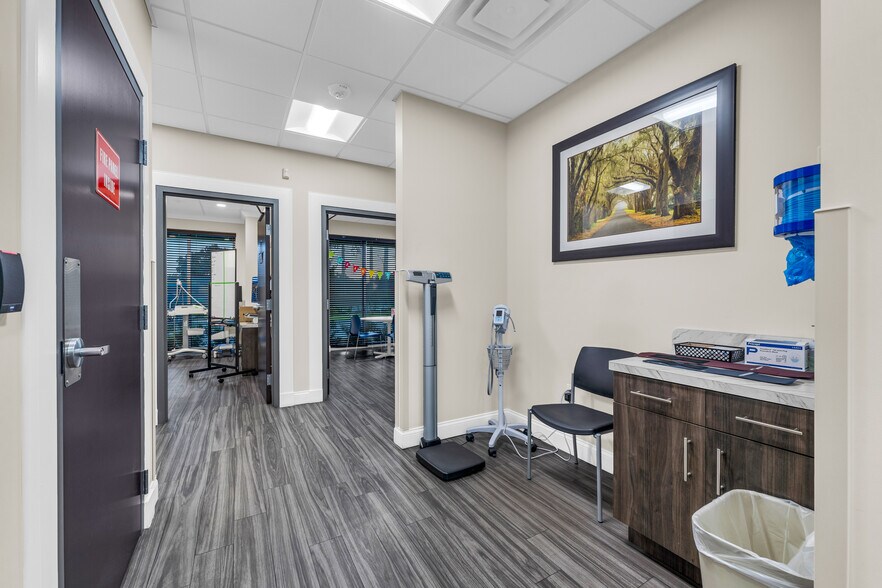 More Photos Of 4425 W 1st St, Sanford Medical For Lease