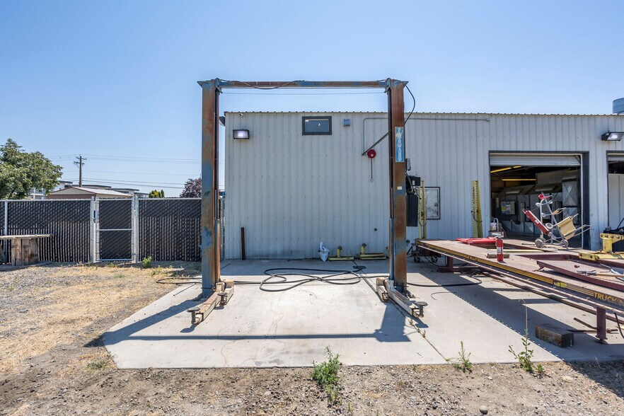 More Photos Of 2331 W A St, Pasco Distribution For Lease