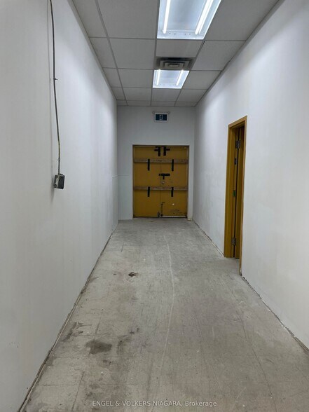 More Photos Of 2895 Saint Paul Ave, Niagara Falls General Retail For Lease