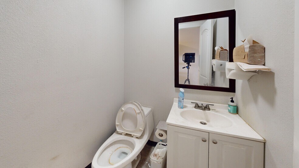More Photos Of 10964-10966 Shady Trl, Dallas Distribution For Sale