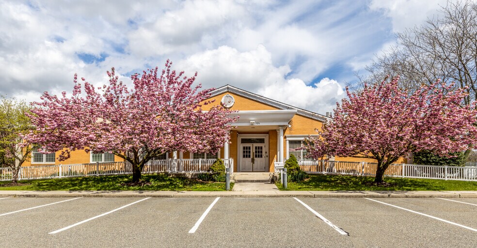 More Photos Of 720 Albin Ave, West Babylon Specialty For Lease