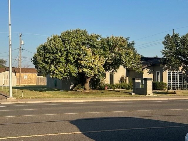 More Photos Of 1835 N Hobart St, Pampa Office For Sale