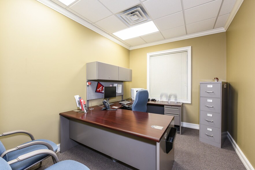 More Photos Of 3225 Shallowford Rd, Marietta Office For Lease