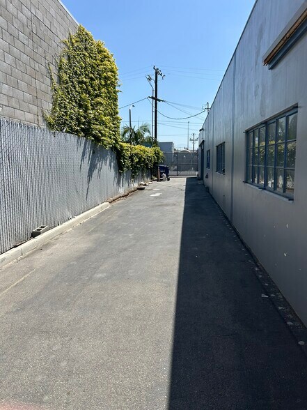 More Photos Of 2621 S Main St, Santa Ana Manufacturing For Sale
