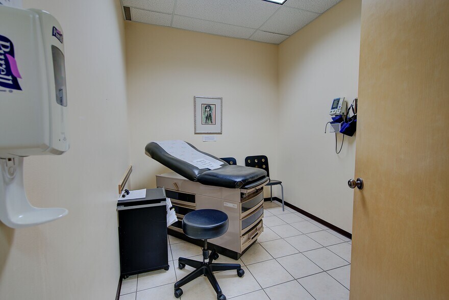 More Photos Of 5021 Parkwood Rd, Blackfalds Medical For Sale