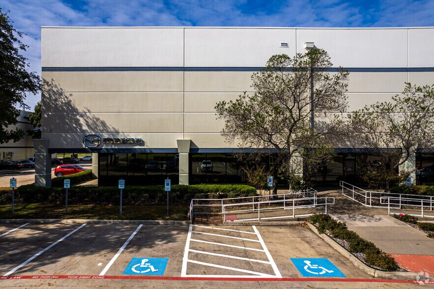 More Photos Of 4255 Patriot Dr, Grapevine Warehouse For Lease