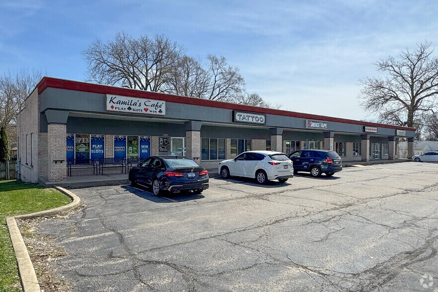 Primary Photo Of 1305-1385 N Lafox, South Elgin General Retail For Sale