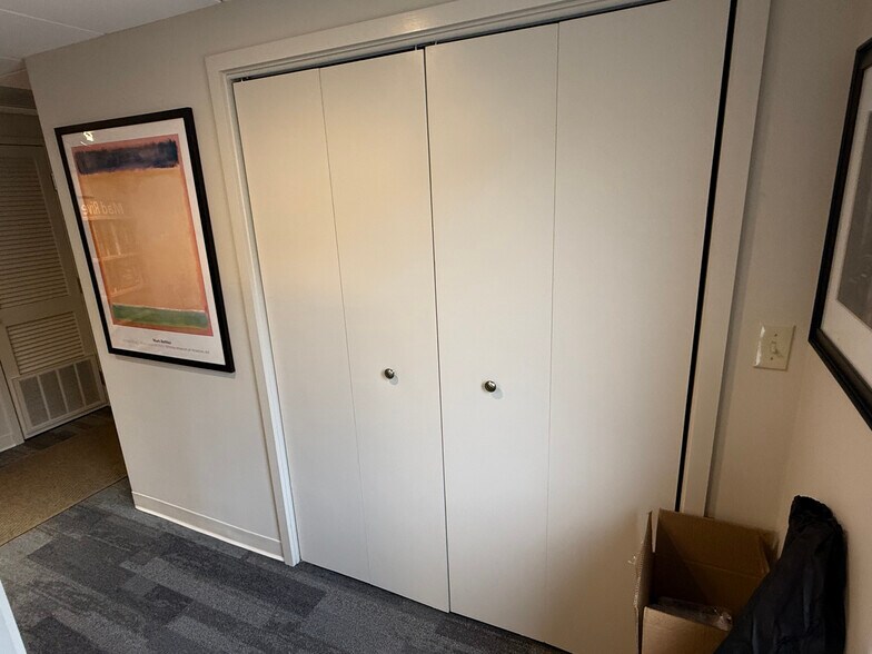 More Photos Of 6 Greenleaf Woods Dr, Portsmouth Office For Sale