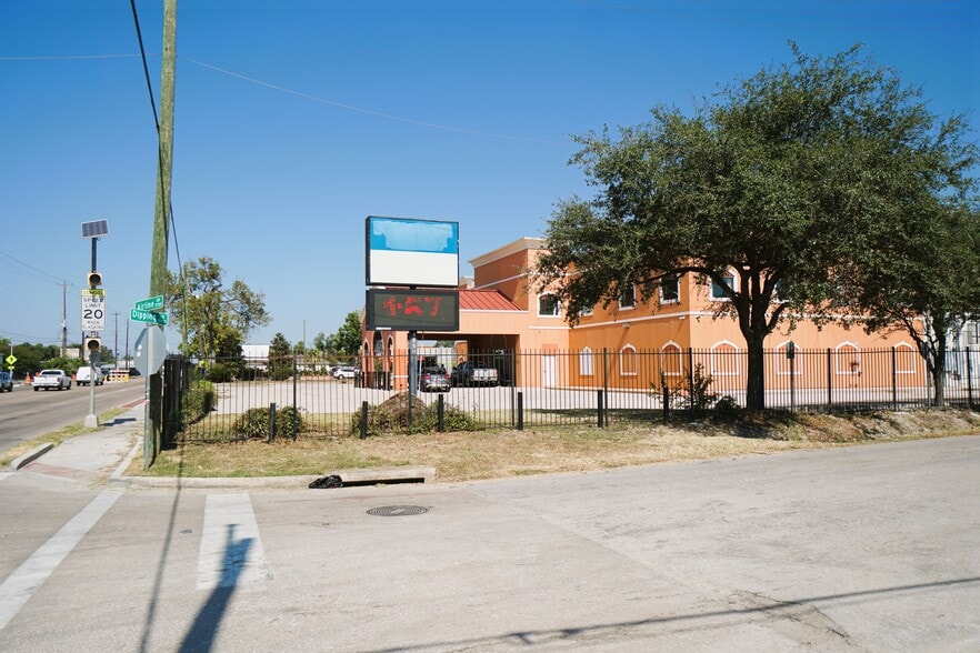 More Photos Of 5800 Airline Dr, Houston Flex For Lease