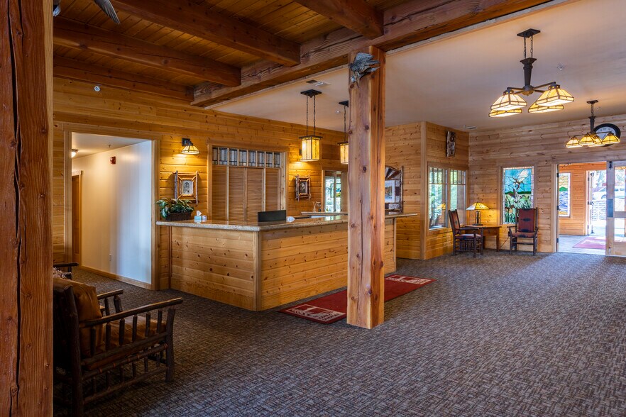 More Photos Of 41-45 Lakeshore Dr, Sagle Hotel For Sale