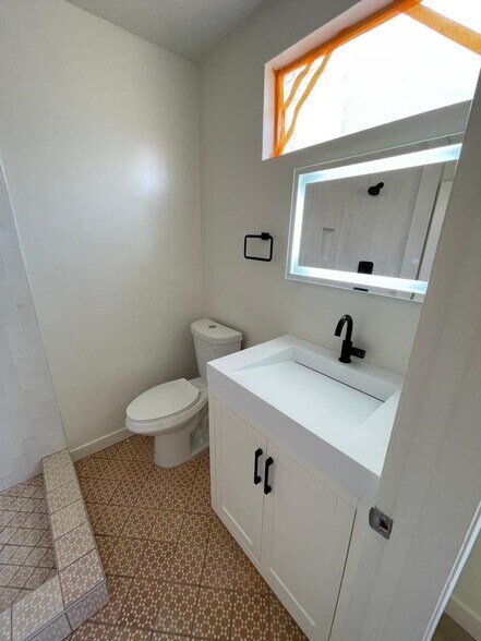 More Photos Of 553 N Flores St, Los Angeles Apartments For Sale