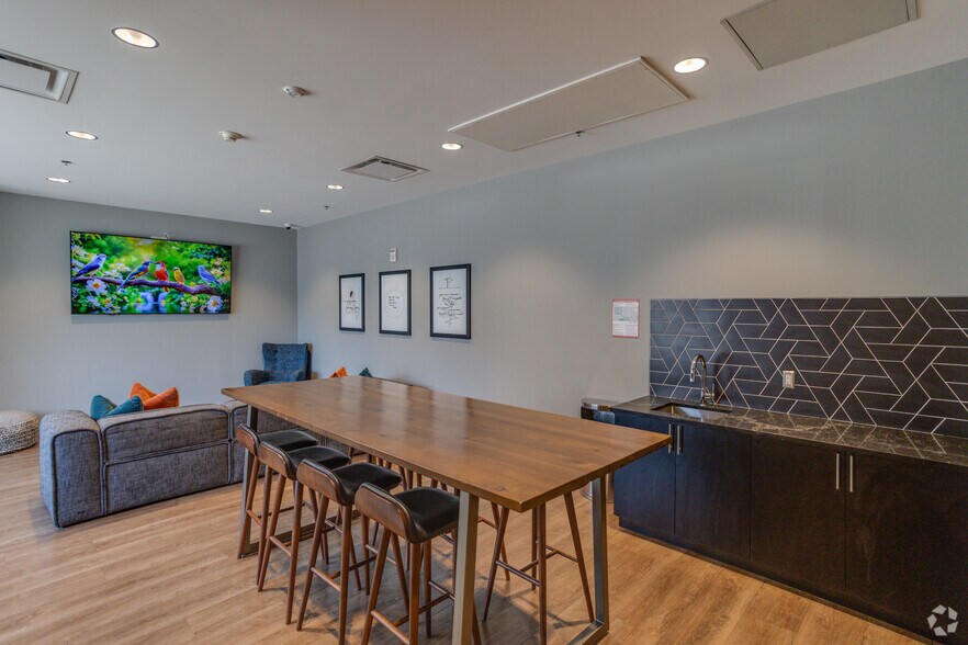 More Photos Of 233 Kennedy St, Winnipeg Apartments For Lease