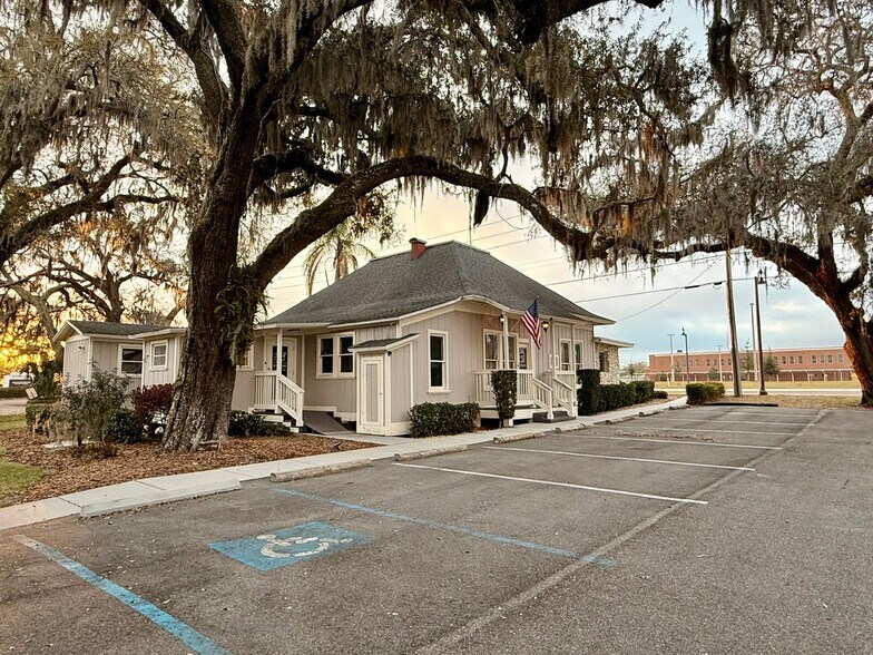 More Photos Of 169 W Broadway St, Oviedo Medical For Lease