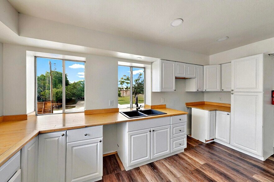 More Photos Of 11544 Cockleburr Rd, Roanoke Warehouse For Lease