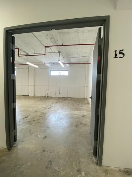 More Photos Of 901 E 31st St, Los Angeles Manufacturing For Lease