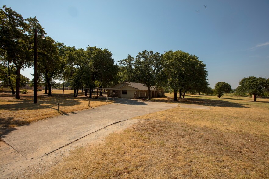 More Photos Of 601 Old Base Rd, Aurora Religious Facility For Sale