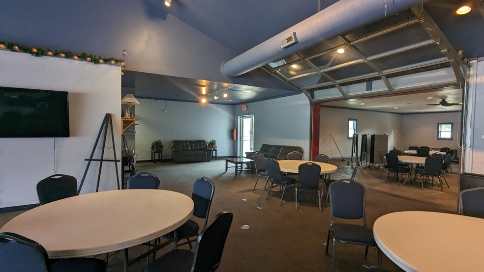 More Photos Of 192 E Main St, Lexington Restaurant For Sale