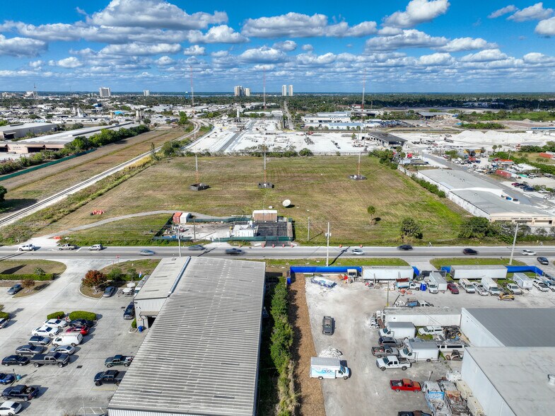 More Photos Of 2835 Hanson St, Fort Myers Warehouse For Lease