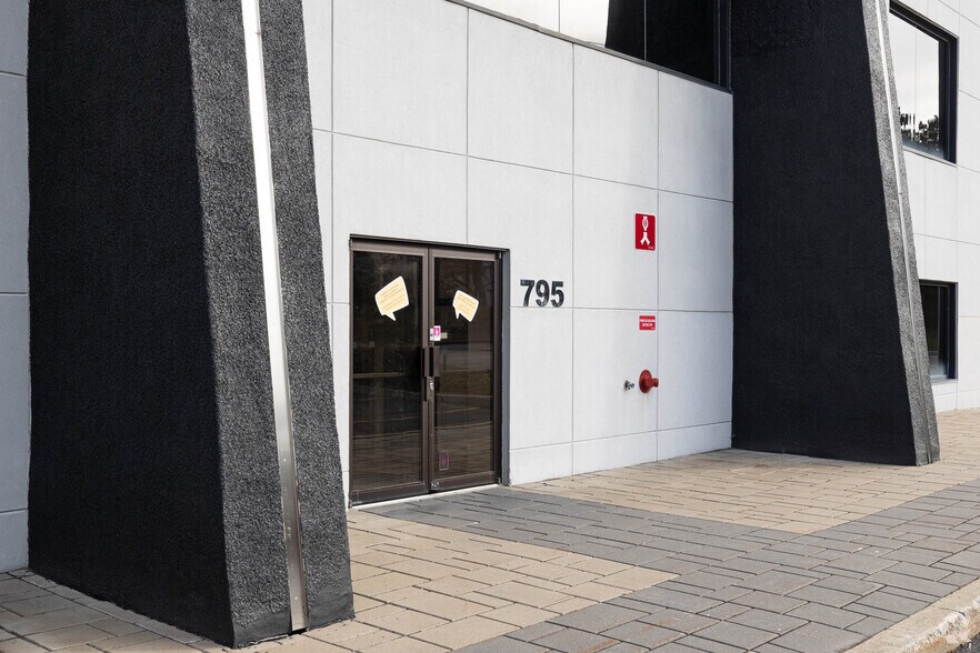 More Photos Of 789-799 Jean-Paul-Vincent, Longueuil Distribution For Lease