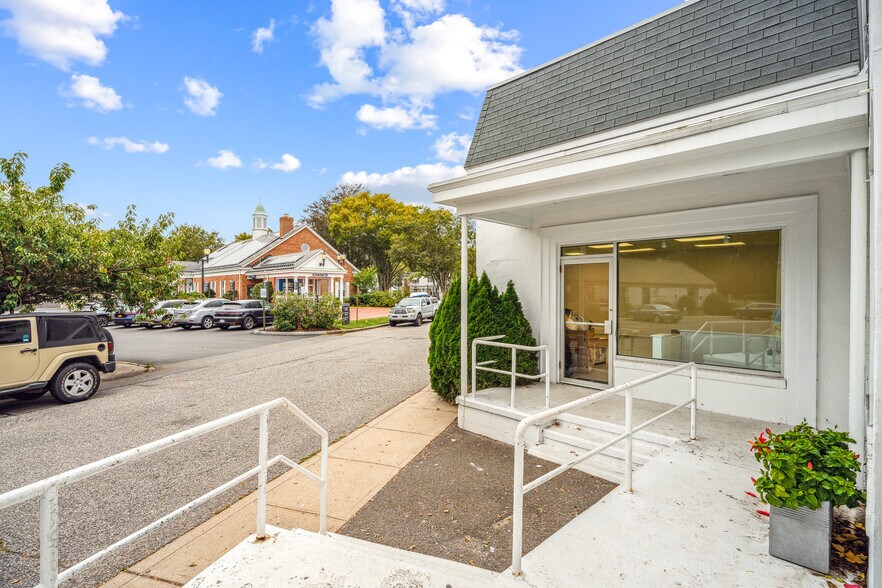 More Photos Of 53 The Circle, East Hampton Storefront For Lease