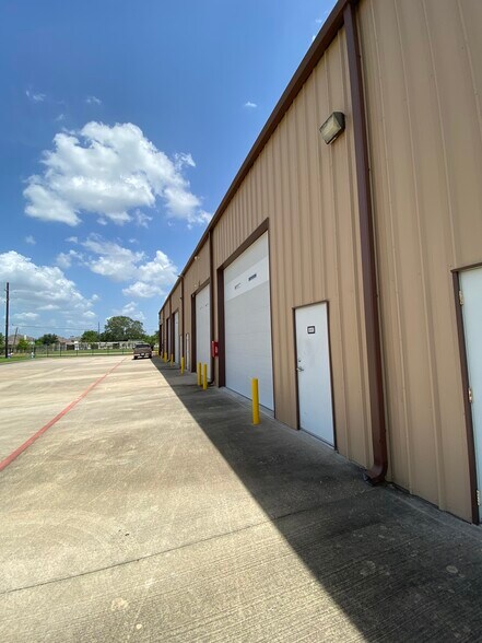 More Photos Of 4115 Kreinhop Rd, Spring Warehouse For Sale