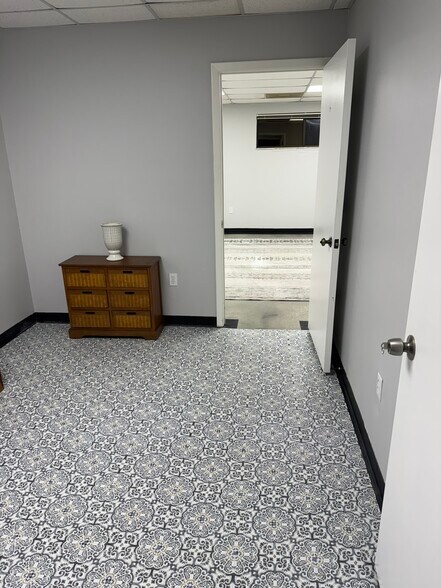 More Photos Of 621 Lakeview Rd, Clearwater Coworking Space